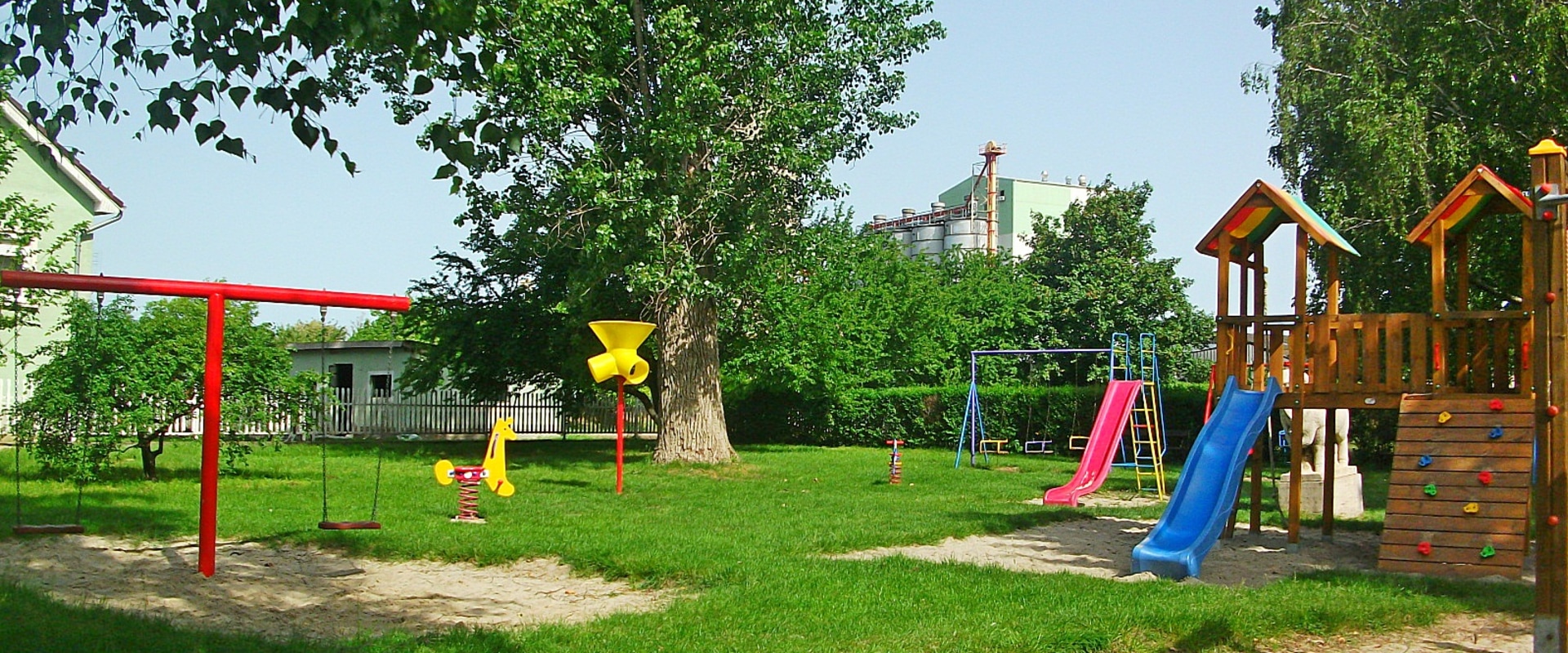 Why Organic Pest Control Products Are Becoming Popular in School and Playground Settings